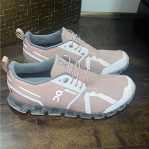Women’s sz 7.5 On Cloud waterproof shoes